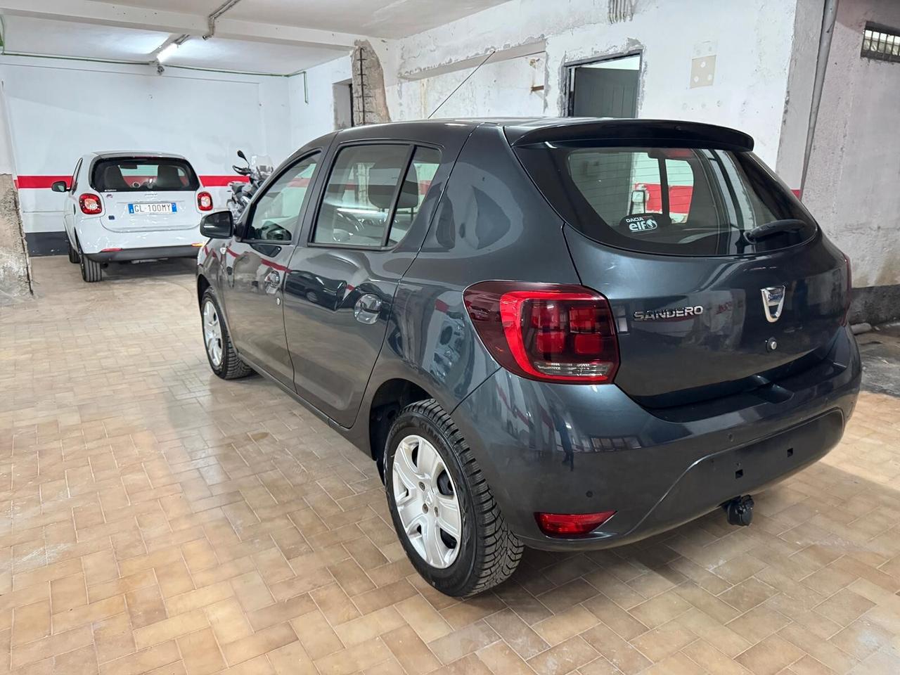 Dacia Sandero 1.0 Laureate NEOPATENTATI – Km Certificati – Garanzia 12 Mesi