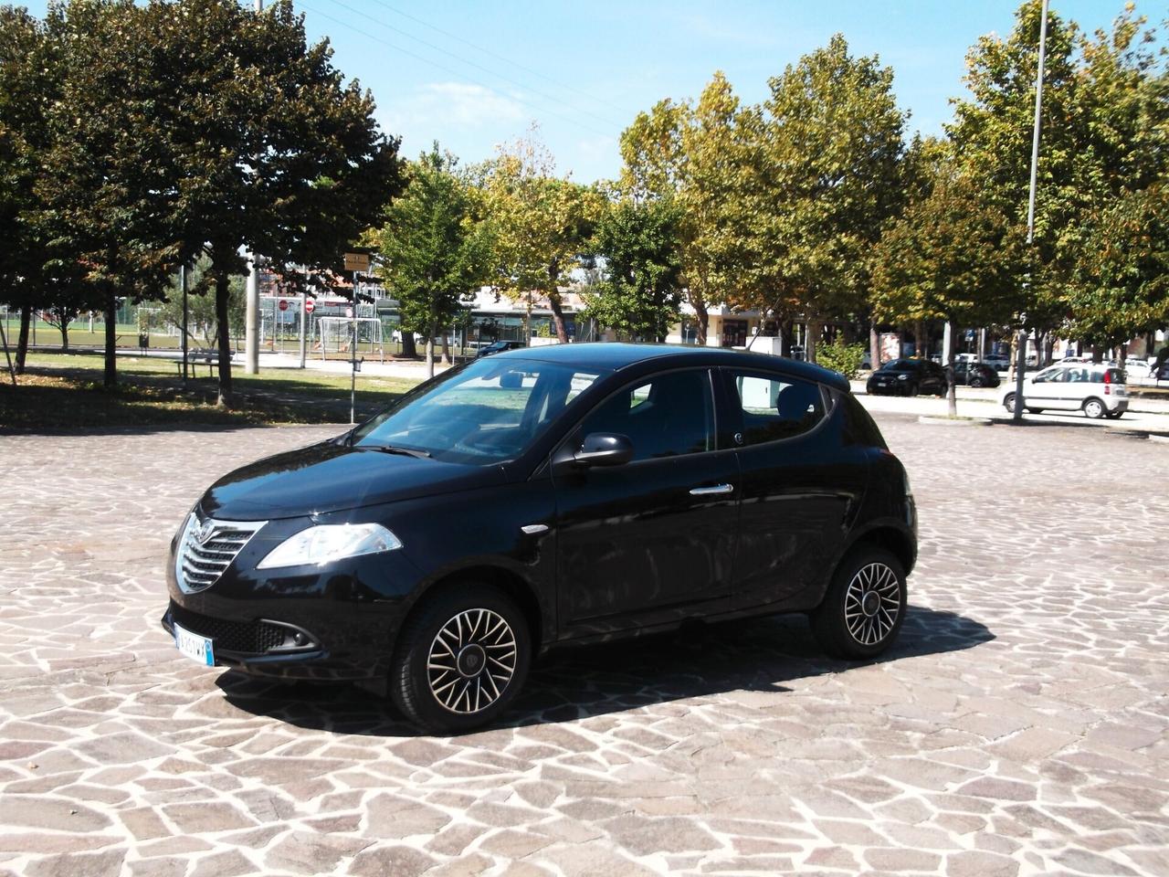 Lancia Ypsilon 1.0 Metano Neopatentati 2015