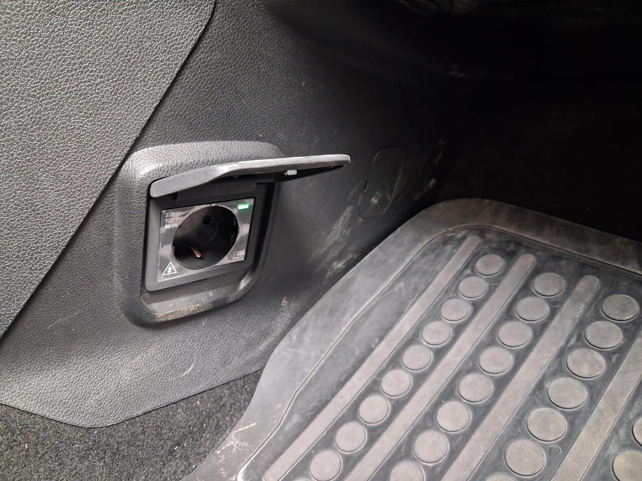 Toyota Proace Pianale ribassato con rampa disabili in carrozzina