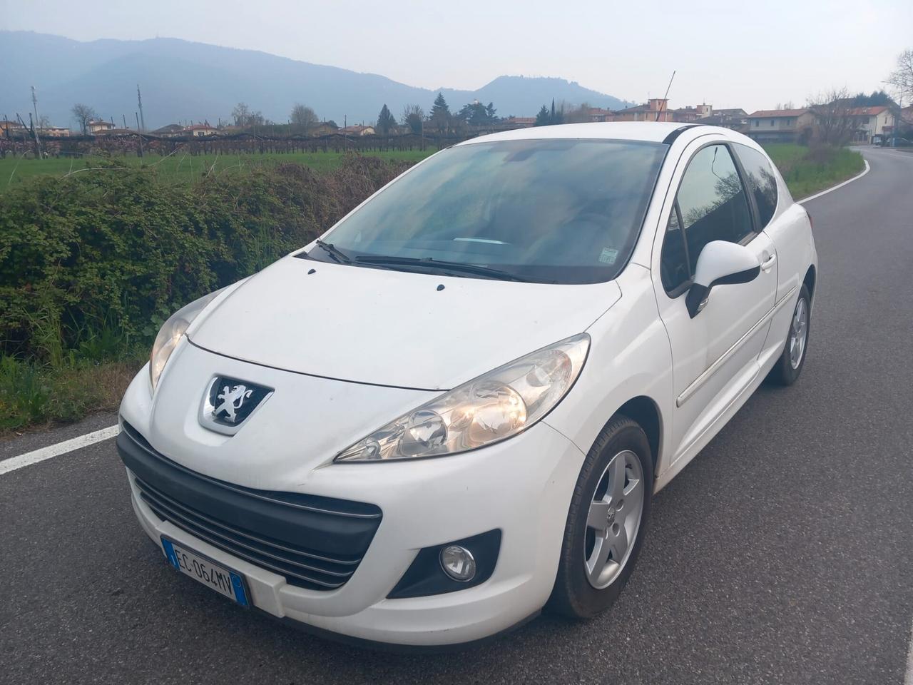 PEUGEOT 207 1,4 BENZINA- OK NEOPATENTATI
