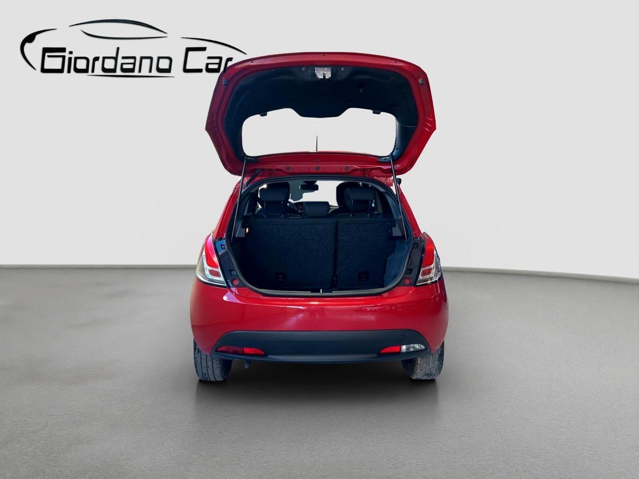 Lancia Ypsilon 1.0 FireFly 5 porte S&S Hybrid Ecochic Silver