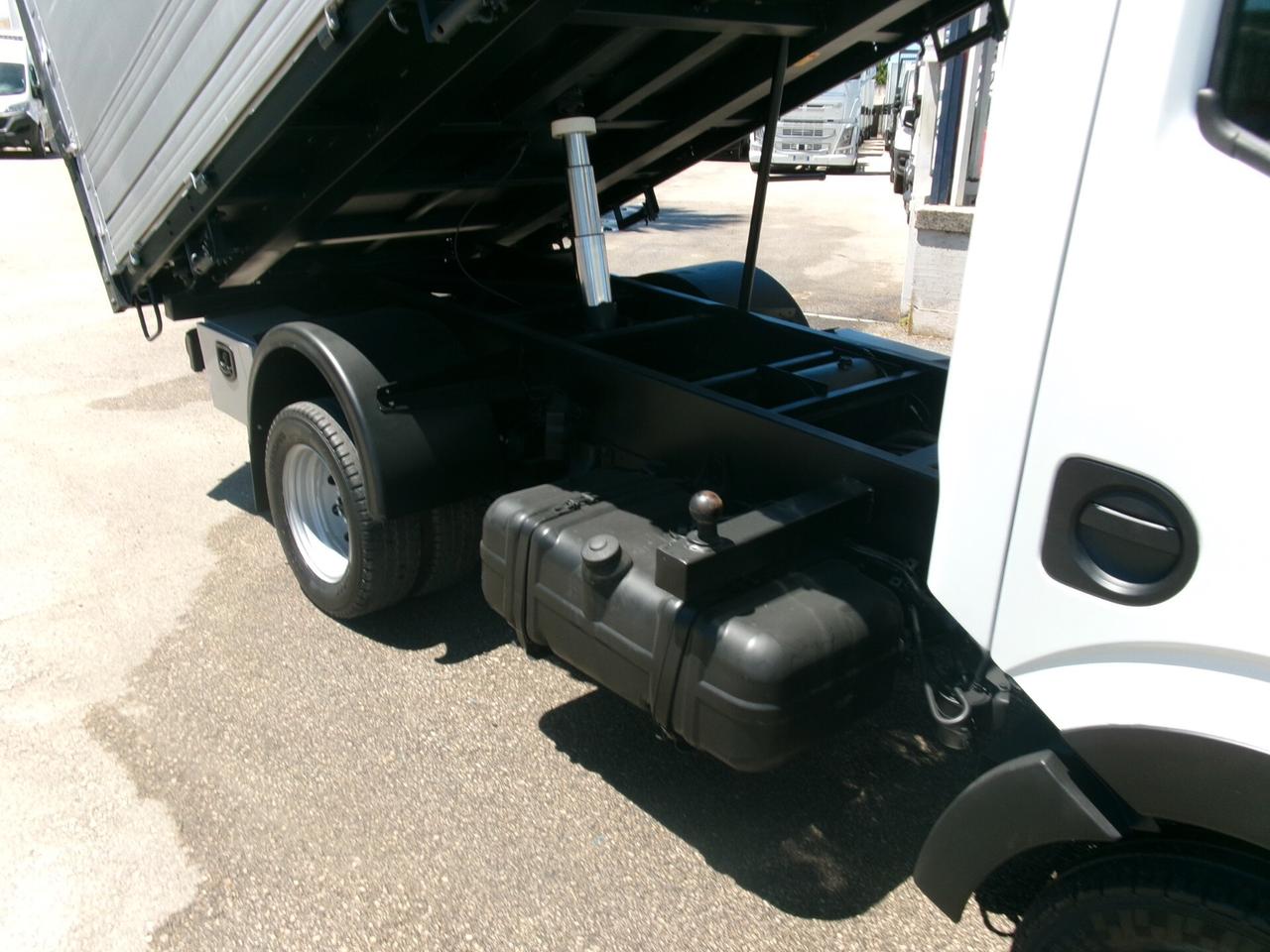 Nissan Cabstar NT 400 35-12 E5 RIBALTABILE TRILATERALE CON SOVRASPONDE GANCIO TRAINO