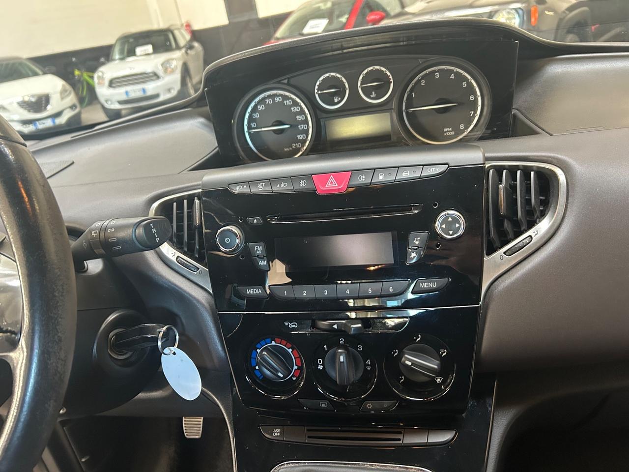 Lancia Ypsilon 0.9 TwinAir 85 CV 5 porte Metano Ecochic Silver