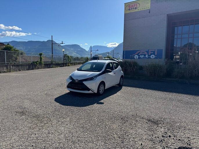 Toyota Aygo 1.0 VVT-i 69 CV 5 porte x-clusiv Black & White
