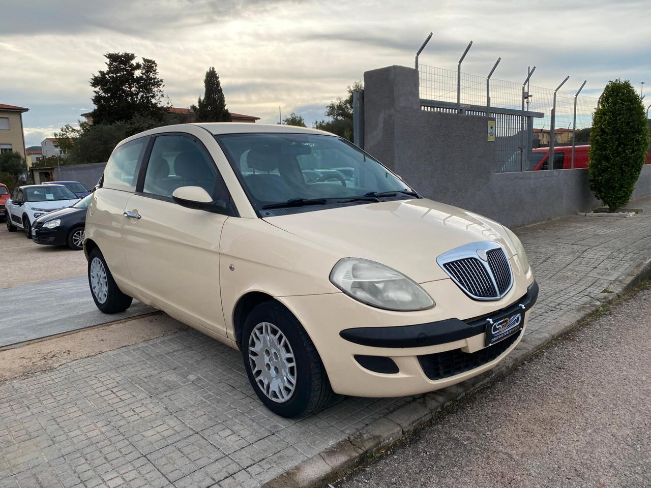 Lancia YPSILON NEOPATENTATI - BENZINA