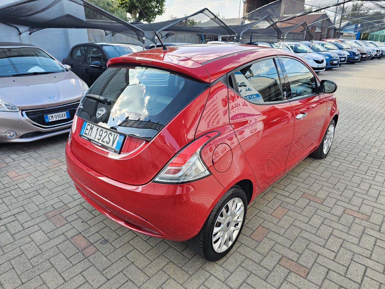 Lancia Ypsilon 1.2 69 CV 5 porte S&S Silver - NeoPatentati