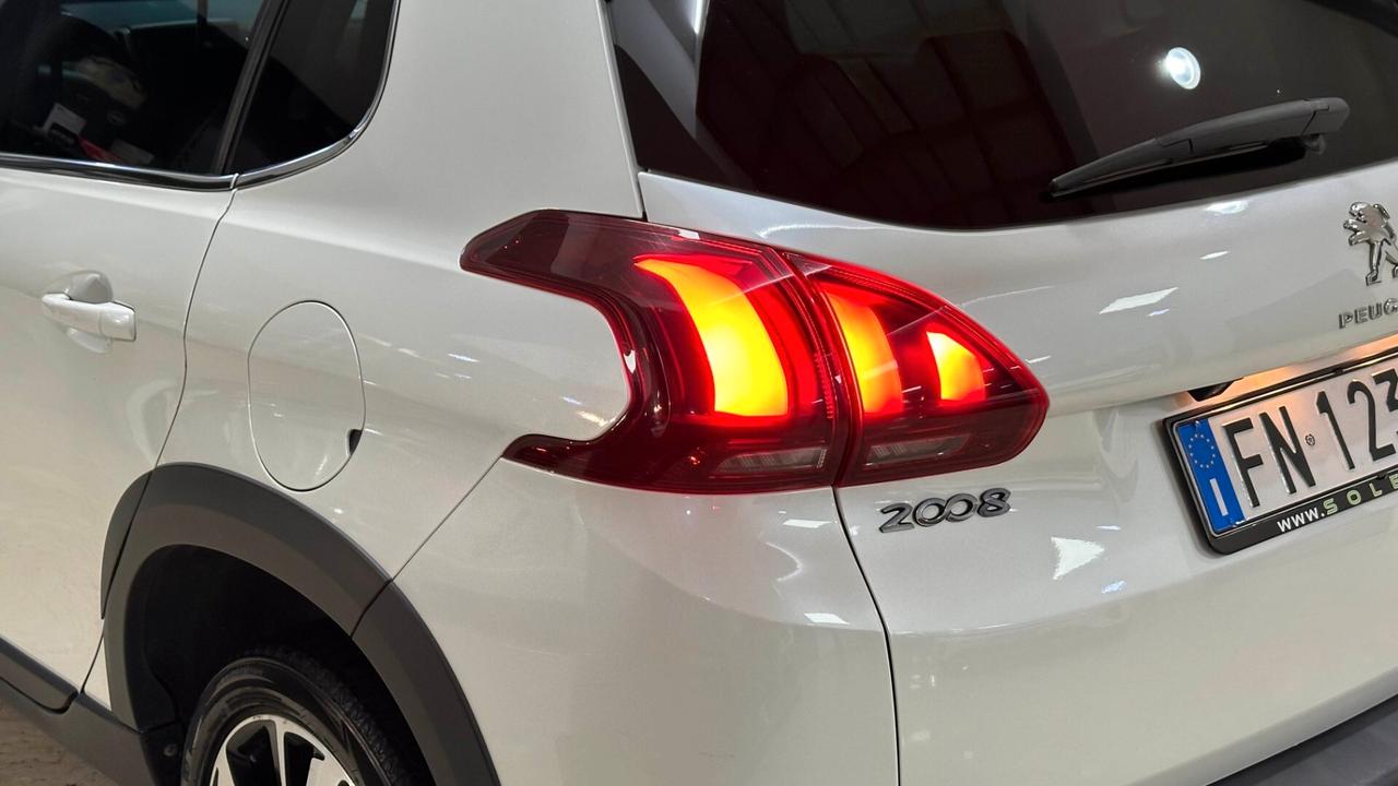 Peugeot 2008 BlueHDi 100 Allure Colore bianco perla