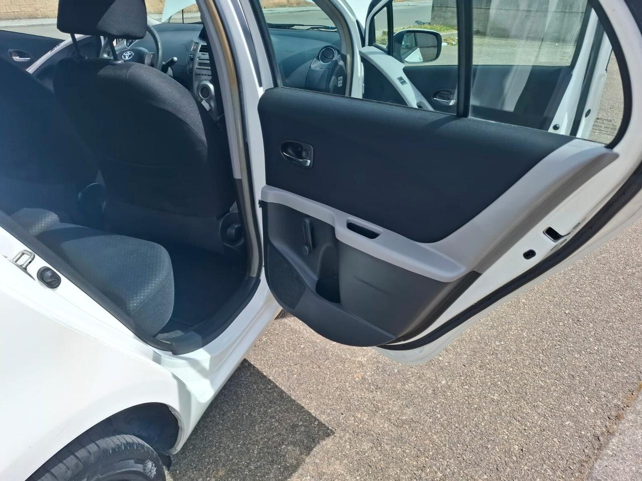 Toyota Yaris 1.0 5 porte 2011 SOLO 124.000 KM