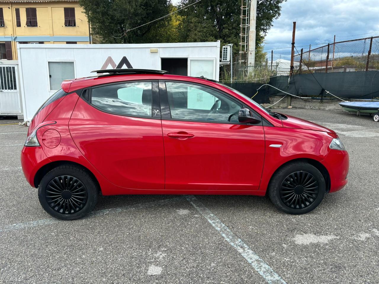 Lancia Ypsilon 1.2 69 CV 5 porte TETTO APRIBILE OK NEOPATENTATI