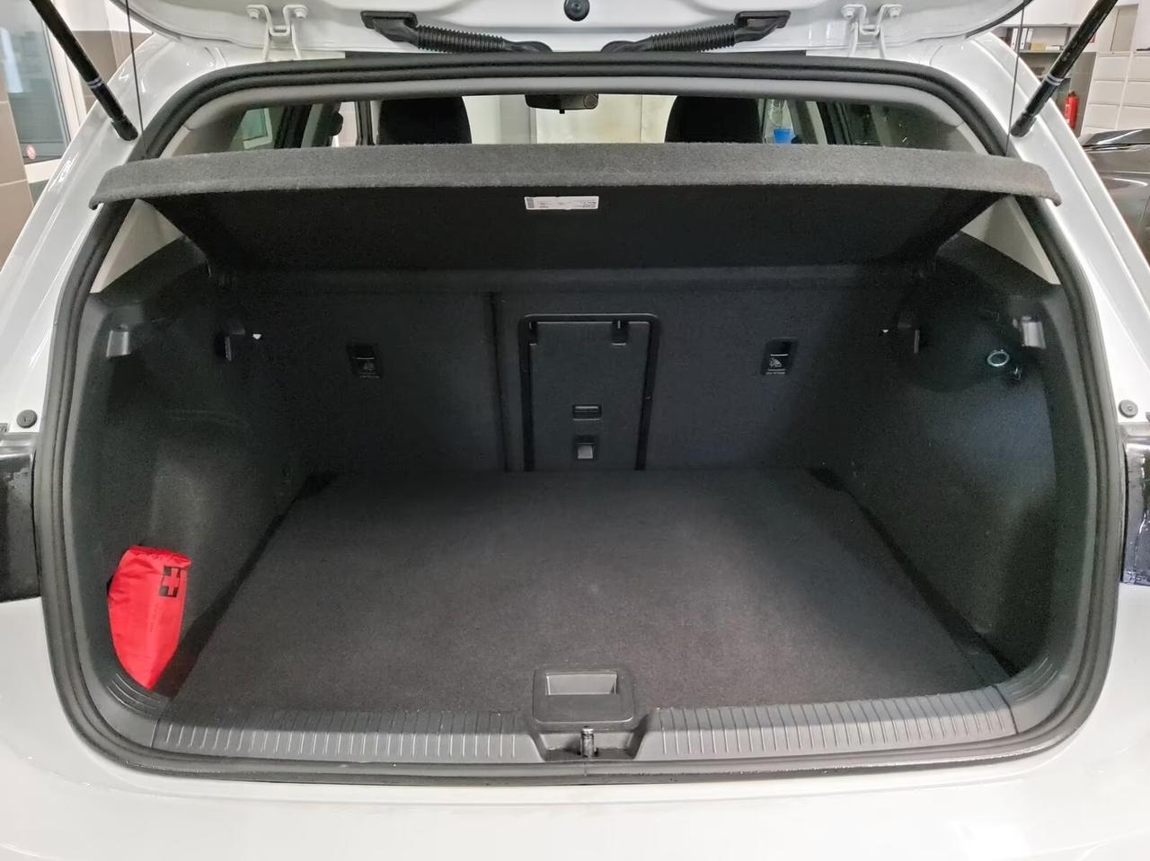 Volkswagen Golf -8 1.5 TSI Life LED DC PDC ACC MFL