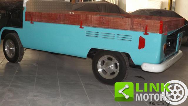 VOLKSWAGEN T2 26B1 con cassone completamente restaurato