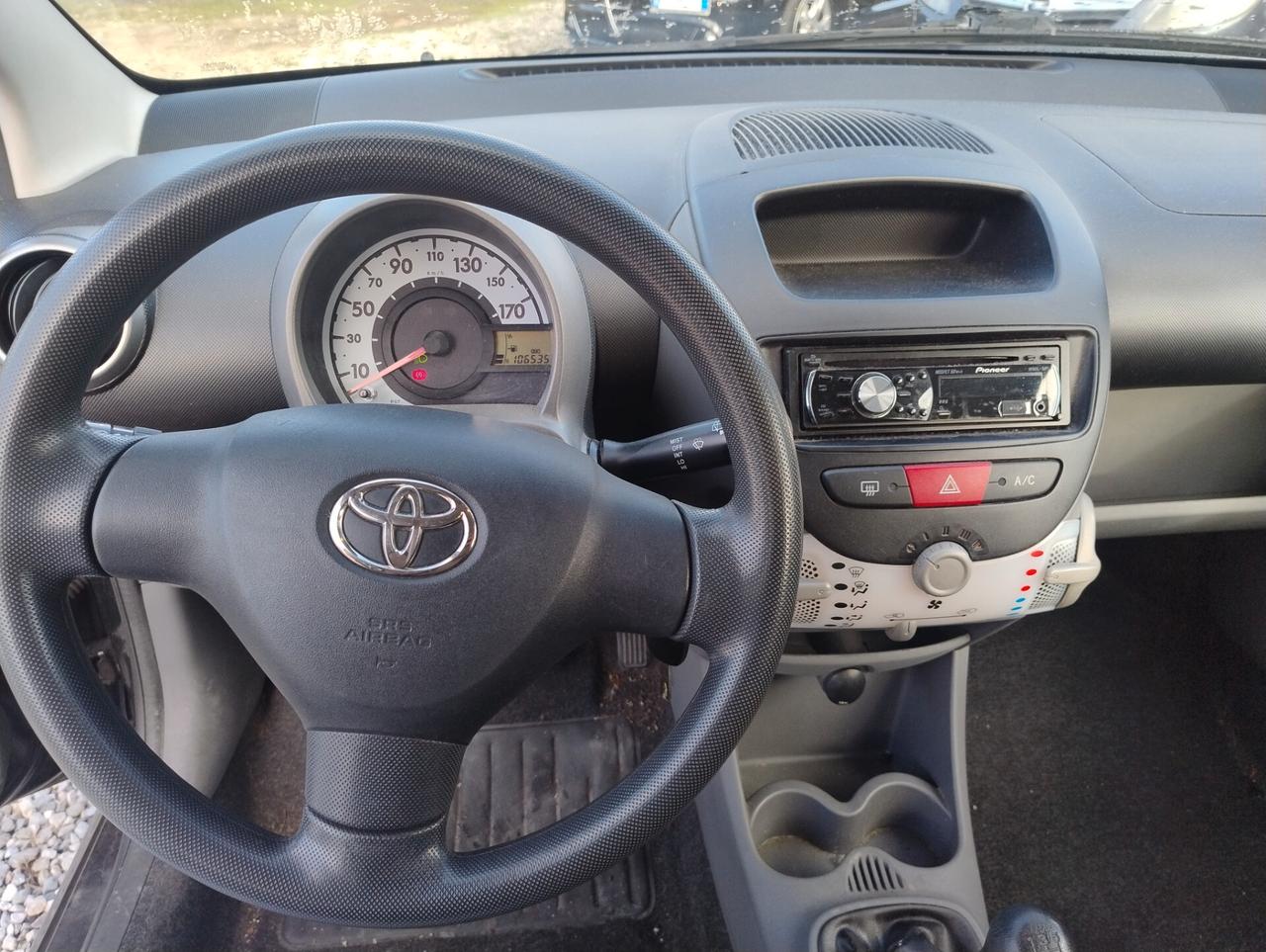 Toyota Aygo 1.0 12V VVT-i 5 porte Sol Connect Red Edition