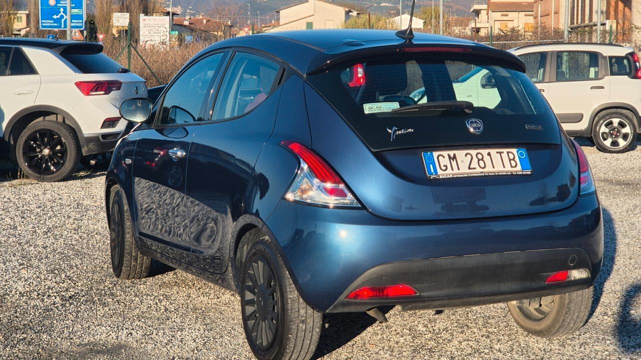 Lancia Ypsilon 1.0 FireFly 5 porte S&S Hybrid Silver