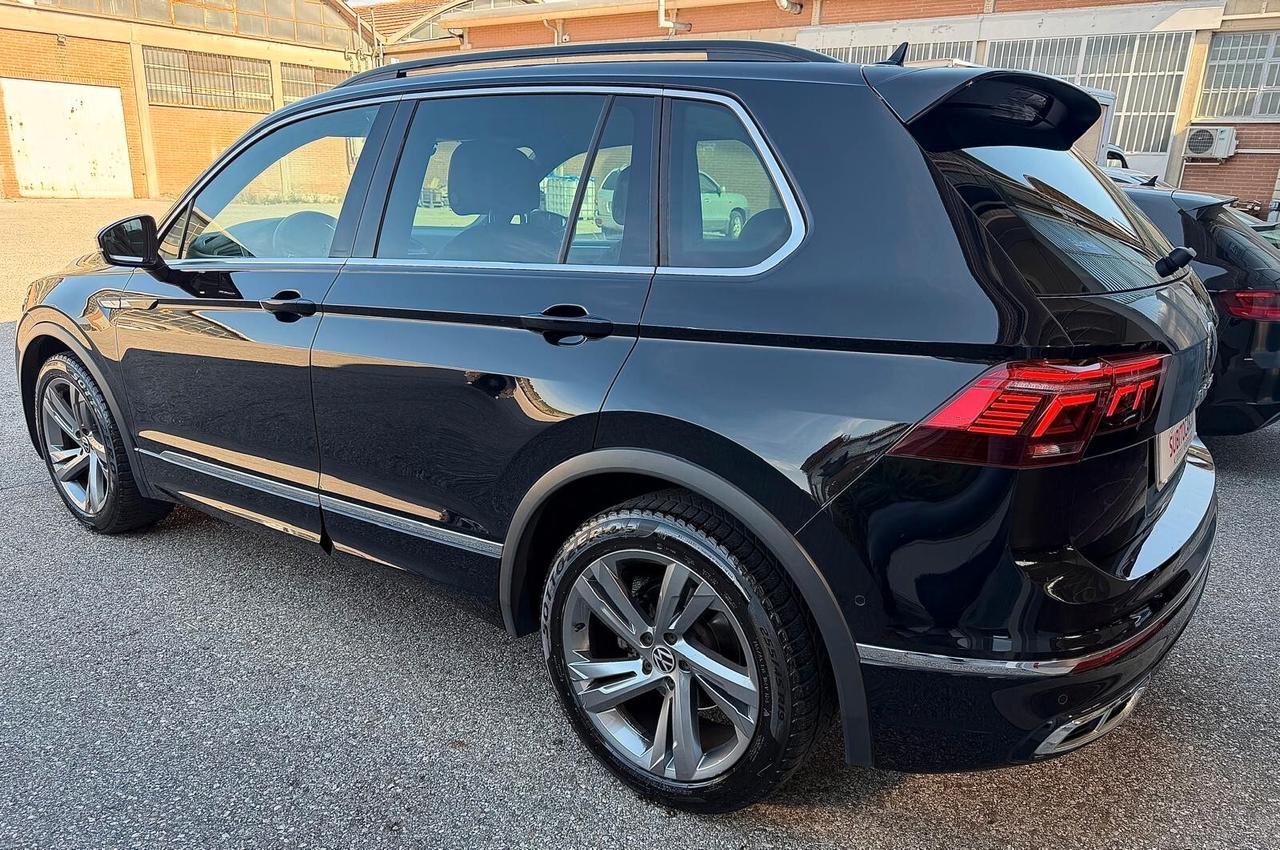 Volkswagen Tiguan 2.0 TDI 150 CV SCR DSG R-Line interno ed esterno