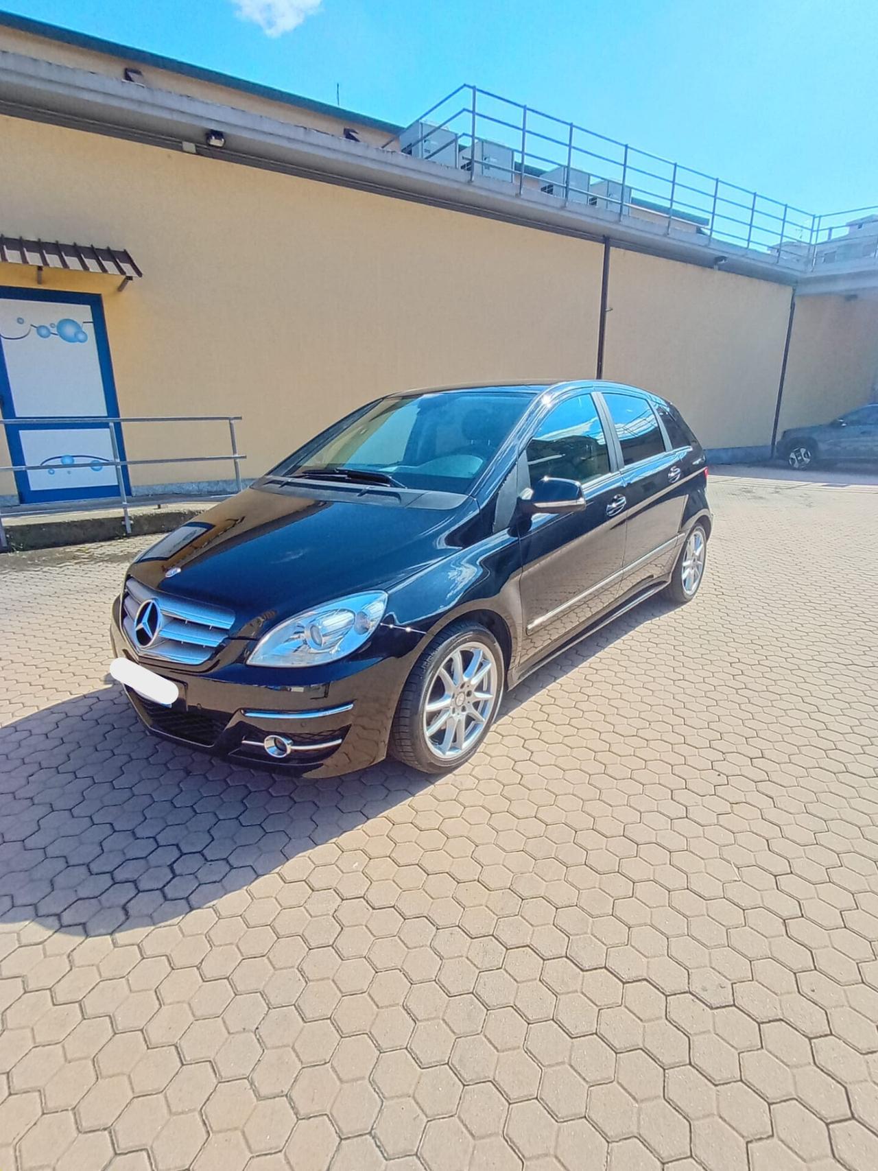 Mercedes-benz - APERTI AD AGOSTO