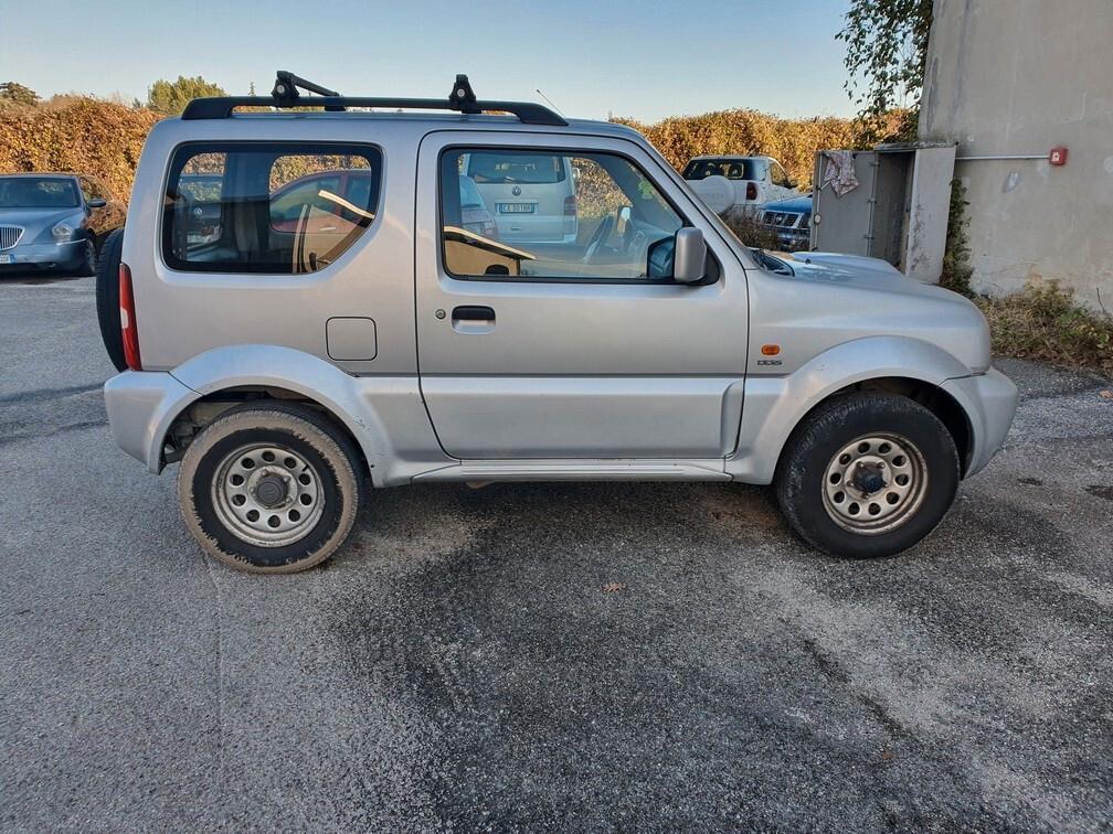 Suzuki Jimny 1.5 DDiS 86CV 4x4 JLX Autocarro