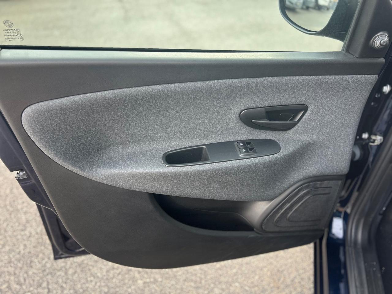 Lancia Ypsilon 1.0 Hybrid Ecochic