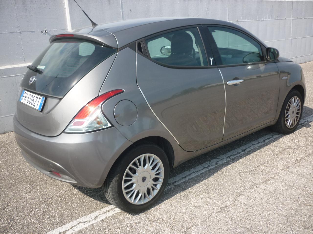 Lancia Ypsilon 1.2 69 CV 5 porte Silver
