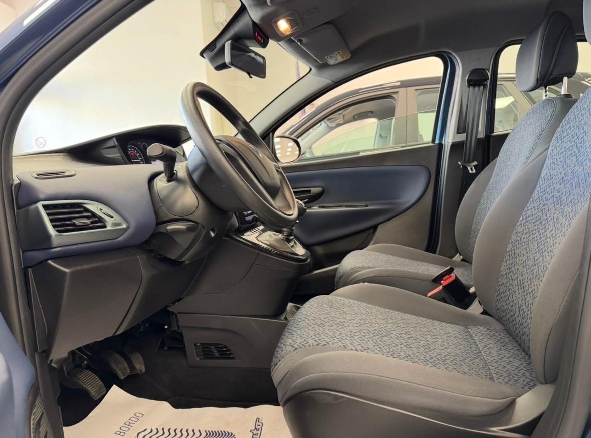 Lancia Ypsilon 1.0 FireFly 5 porte S&S Hybrid Silver