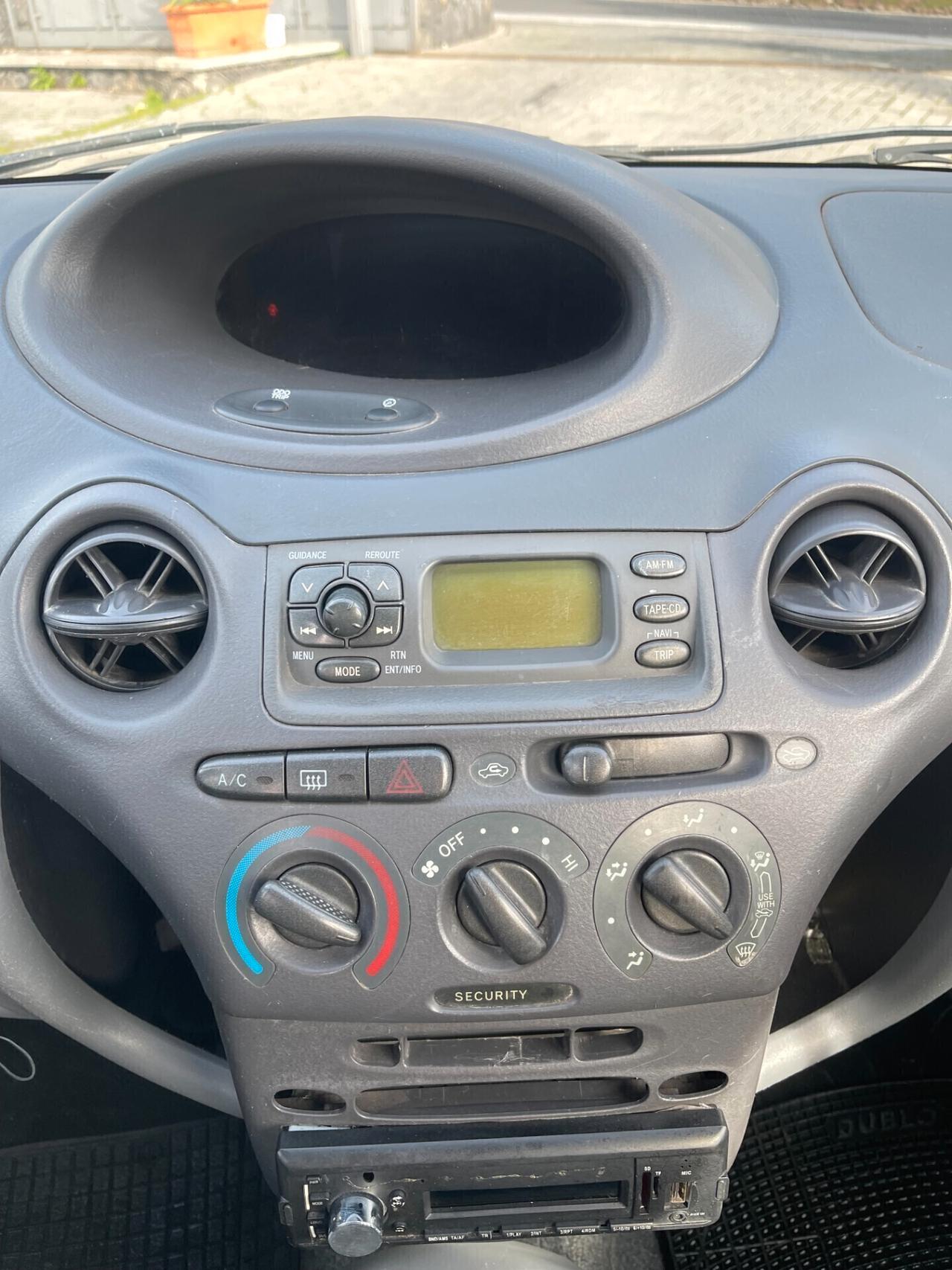 Toyota Yaris 1.0i 5 porte