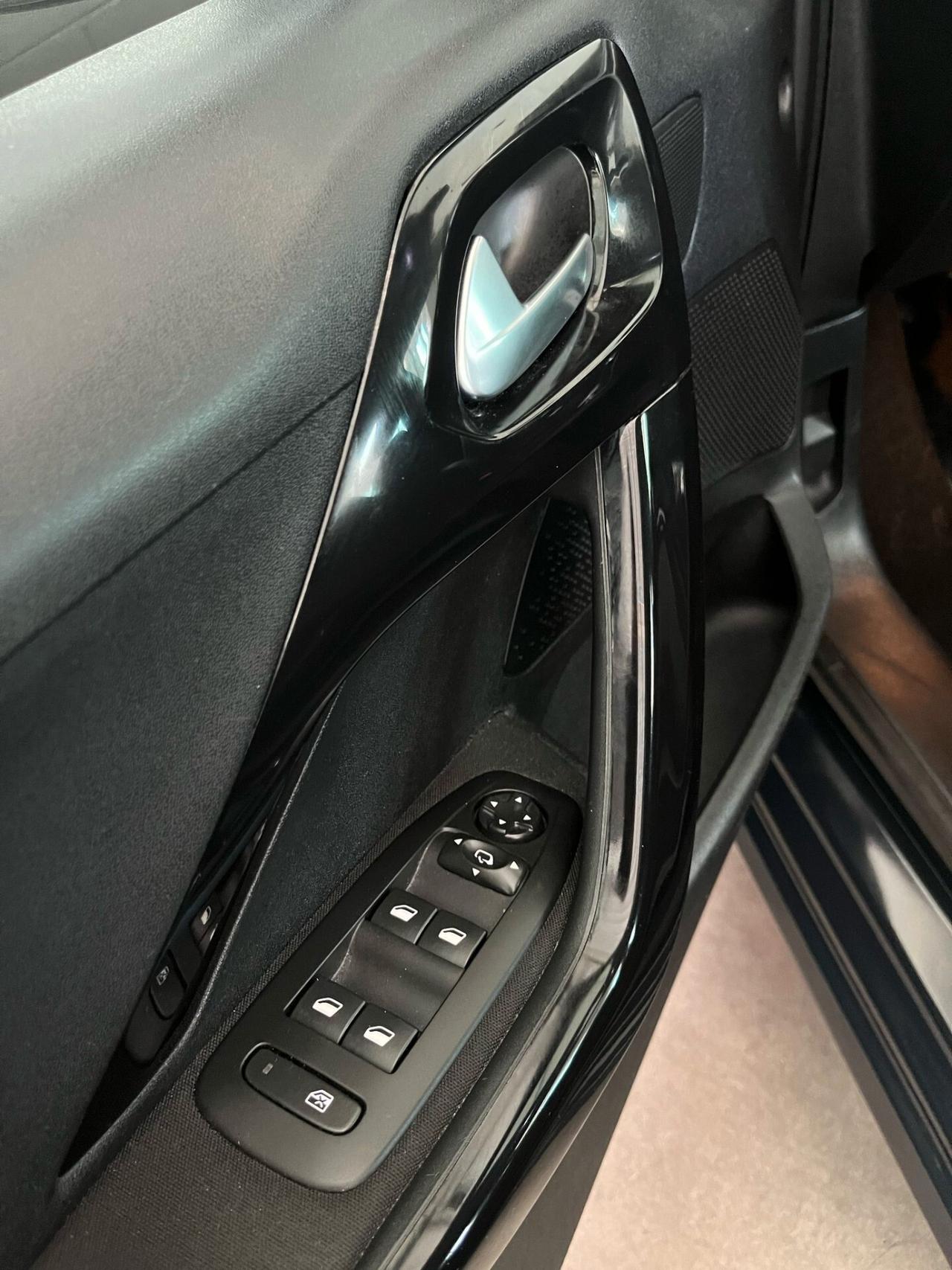 Peugeot 208 PureTech 82 5 porte Allure