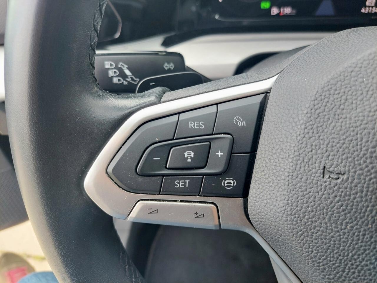 VOLKSWAGEN Golf 1.0 eTSI EVO DSG Life - 2023