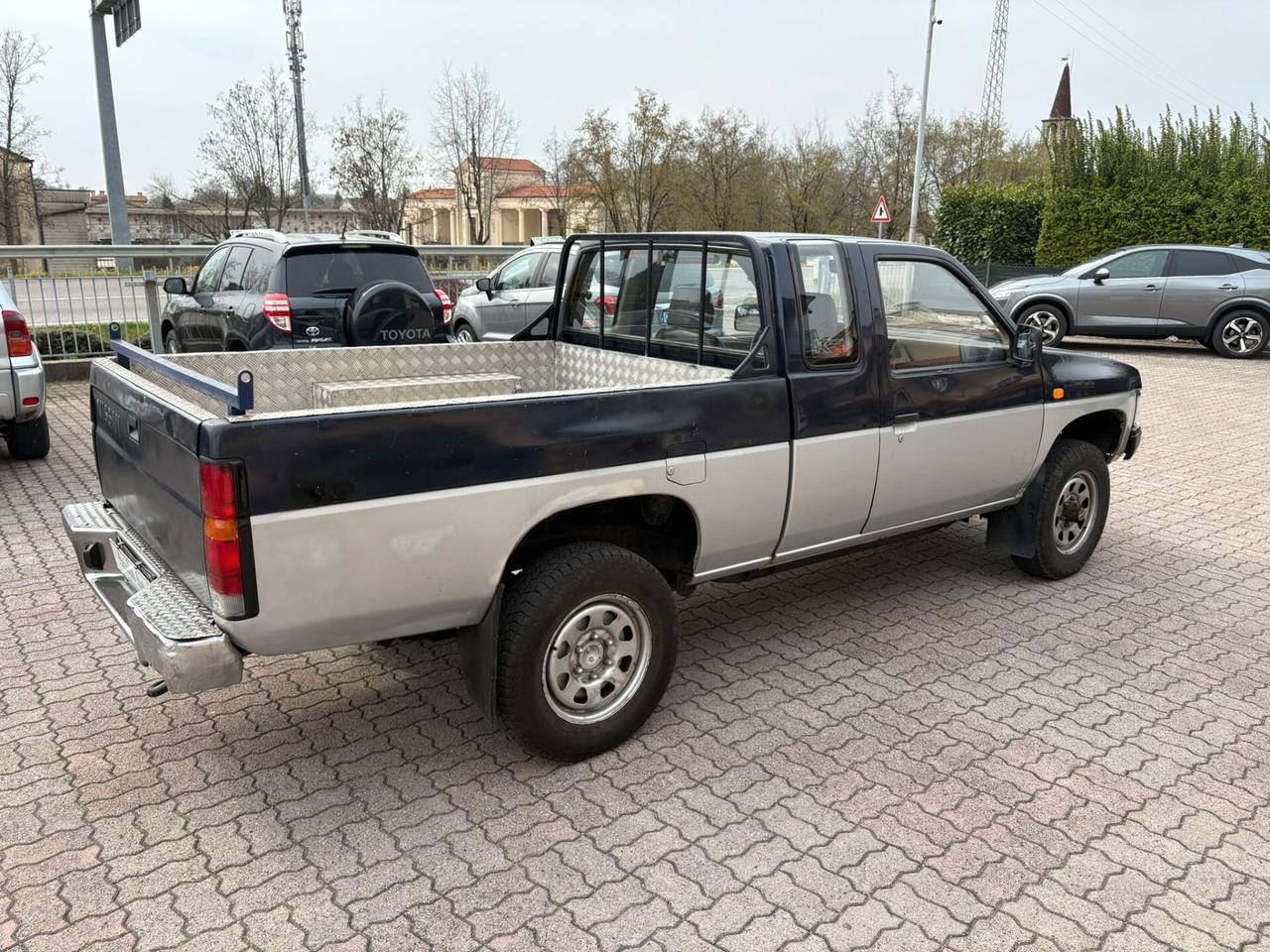 NISSAN KING CAB 2/P CASSONATO PORTATA 10 QUINTALI