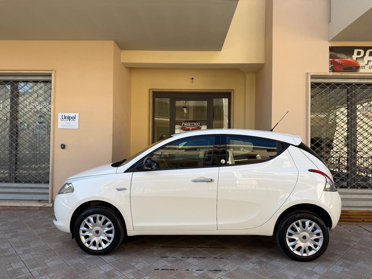 Lancia Ypsilon 0.9 TwinAir 85 CV 5 porte Metano Ecochic Silver