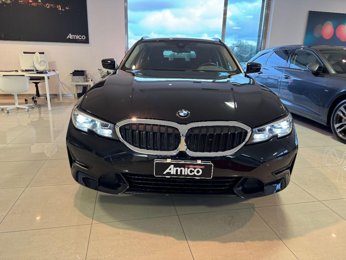 BMW Serie 3 Turing 318d 48V Sport Total Black 2021