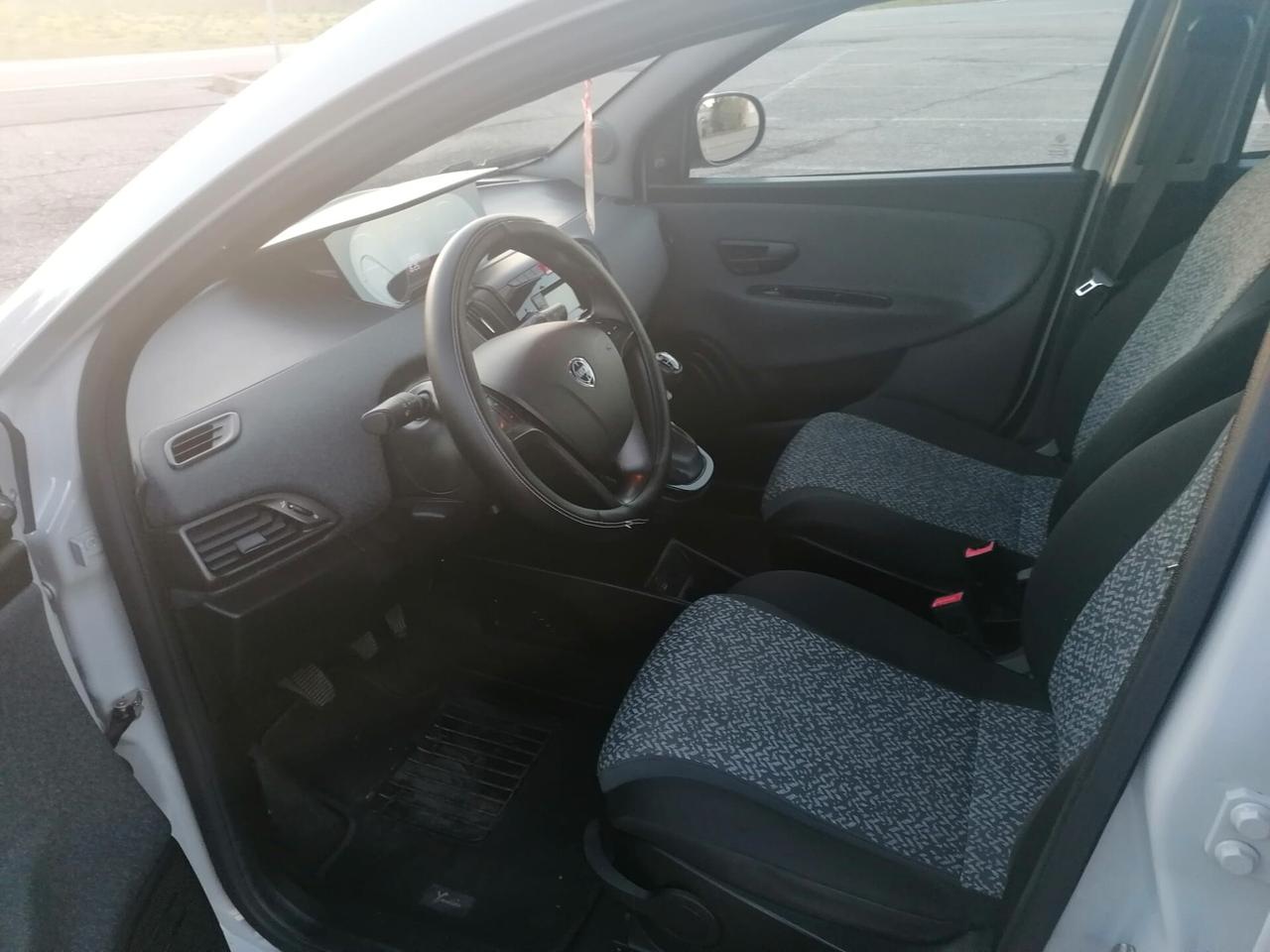 Lancia Ypsilon 1.0 FireFly 5 porte S&S Hybrid Ecochic Silver