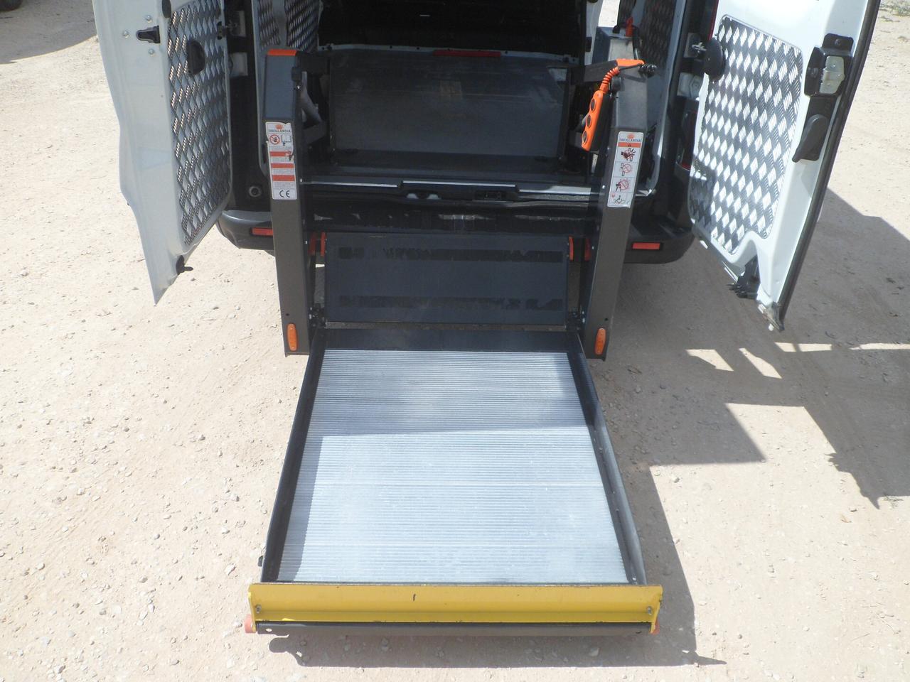 Renault Trafic furgone con pedana