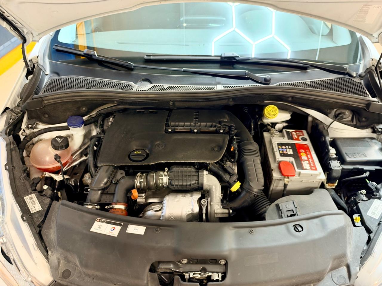 Peugeot 208 1.6HDi 100cv Neopat. E6