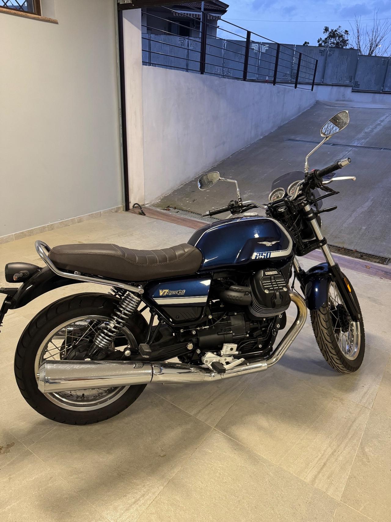 Moto Guzzi V7 IV Special 100^Anniversario