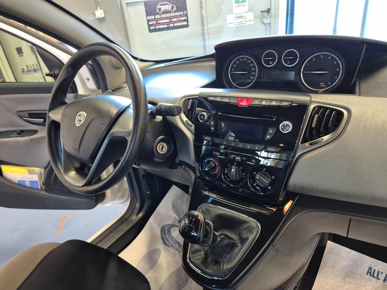 Lancia Ypsilon 1.2 69 CV 5 porte SILVER