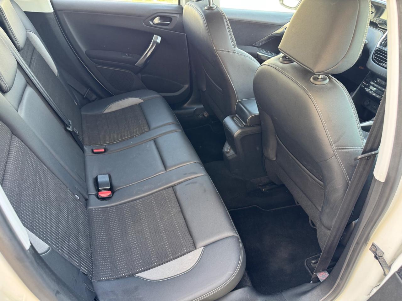 Peugeot 2008 1.6 e-HDi 92 Allure -GRIP CONTROL-