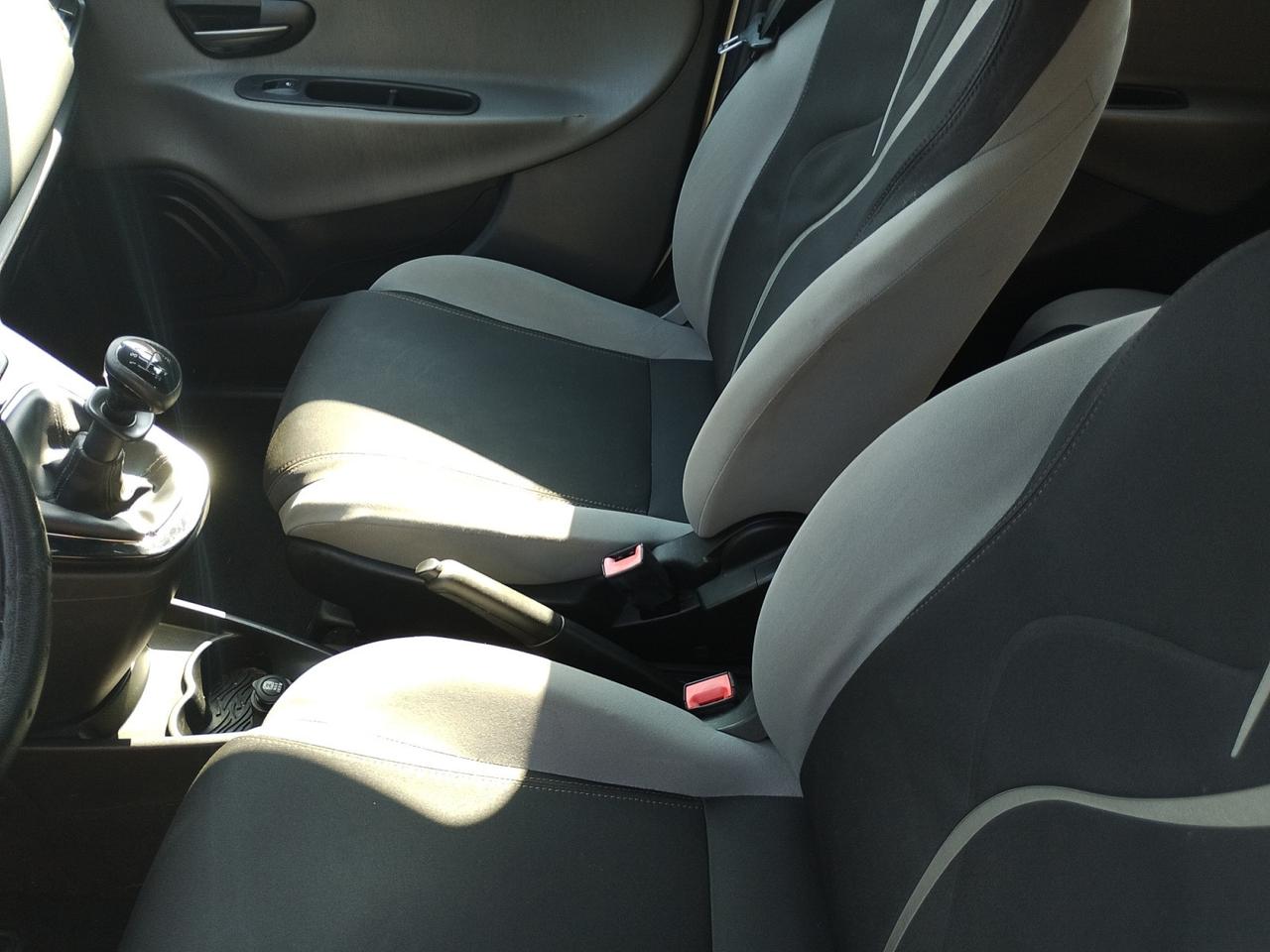 Lancia Ypsilon 5 Porte Ypsilon 1.2 8v Silver ecochic Gpl 69cv