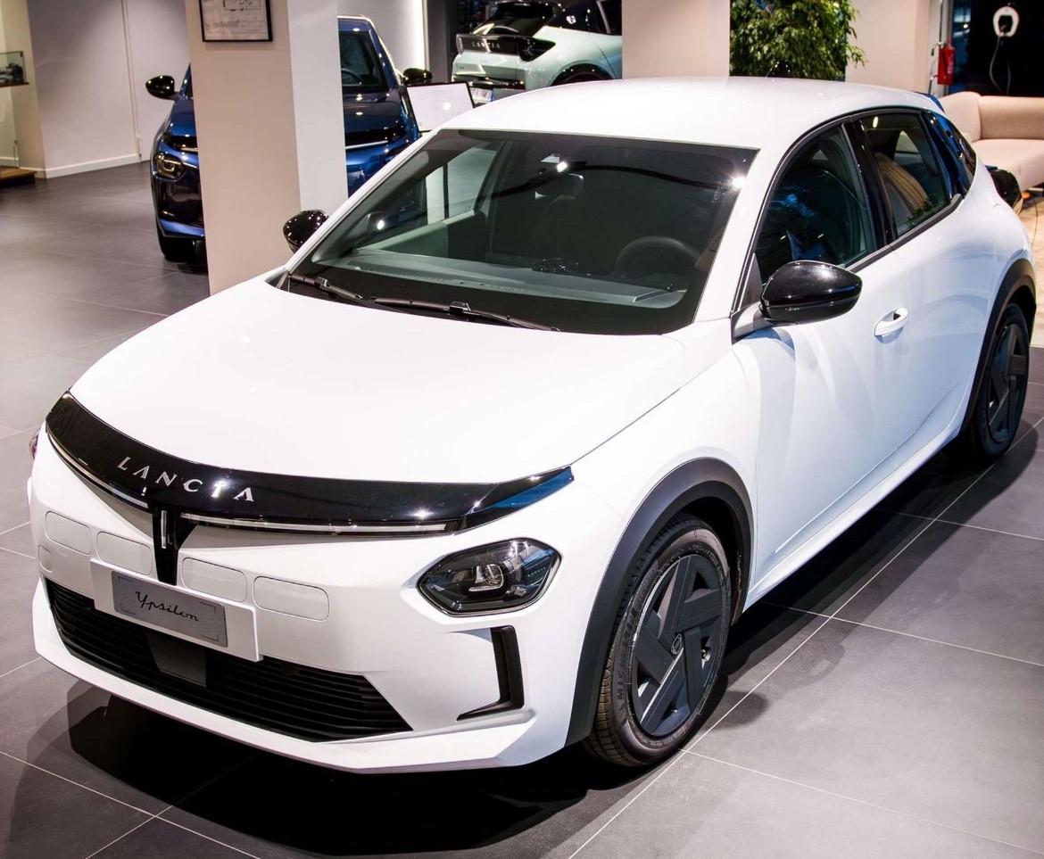 Lancia Ypsilon Hybrid e-DCT AUTO A NOLEGGIO