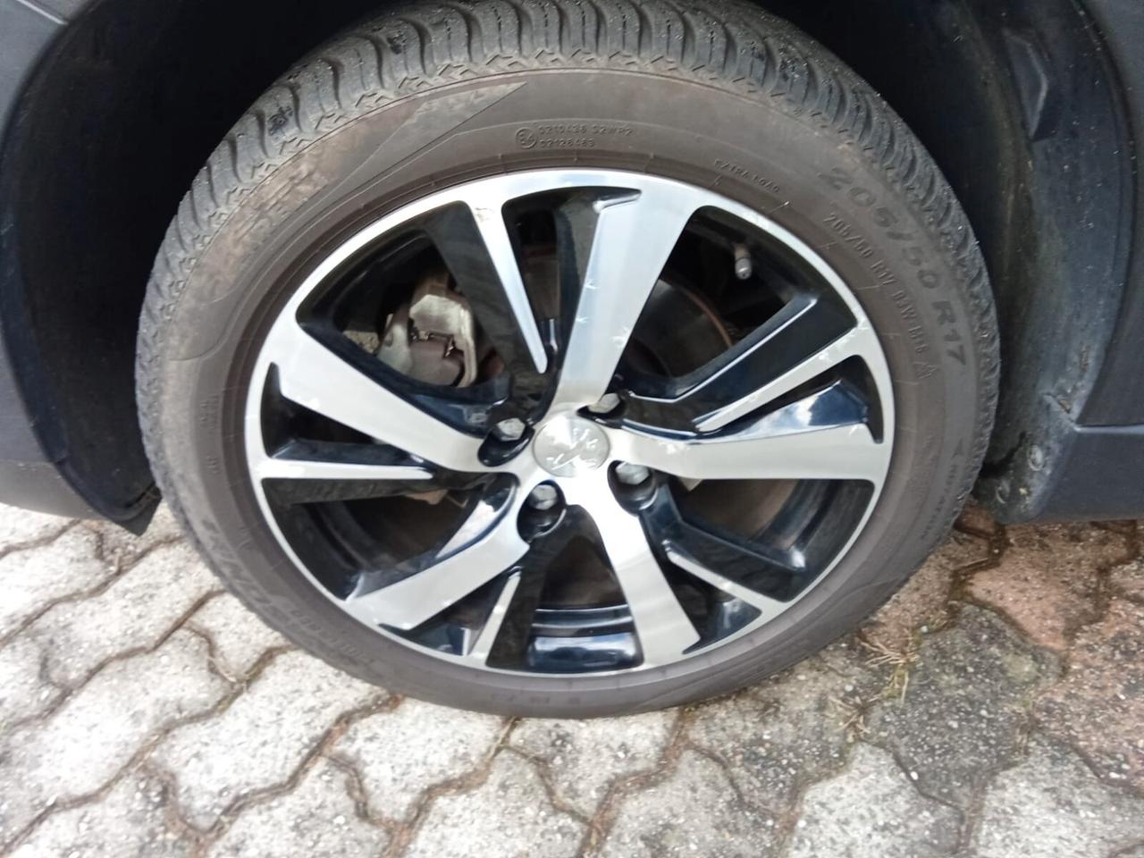 Peugeot 2008 BlueHDi 120 EAT6 S&S Allure