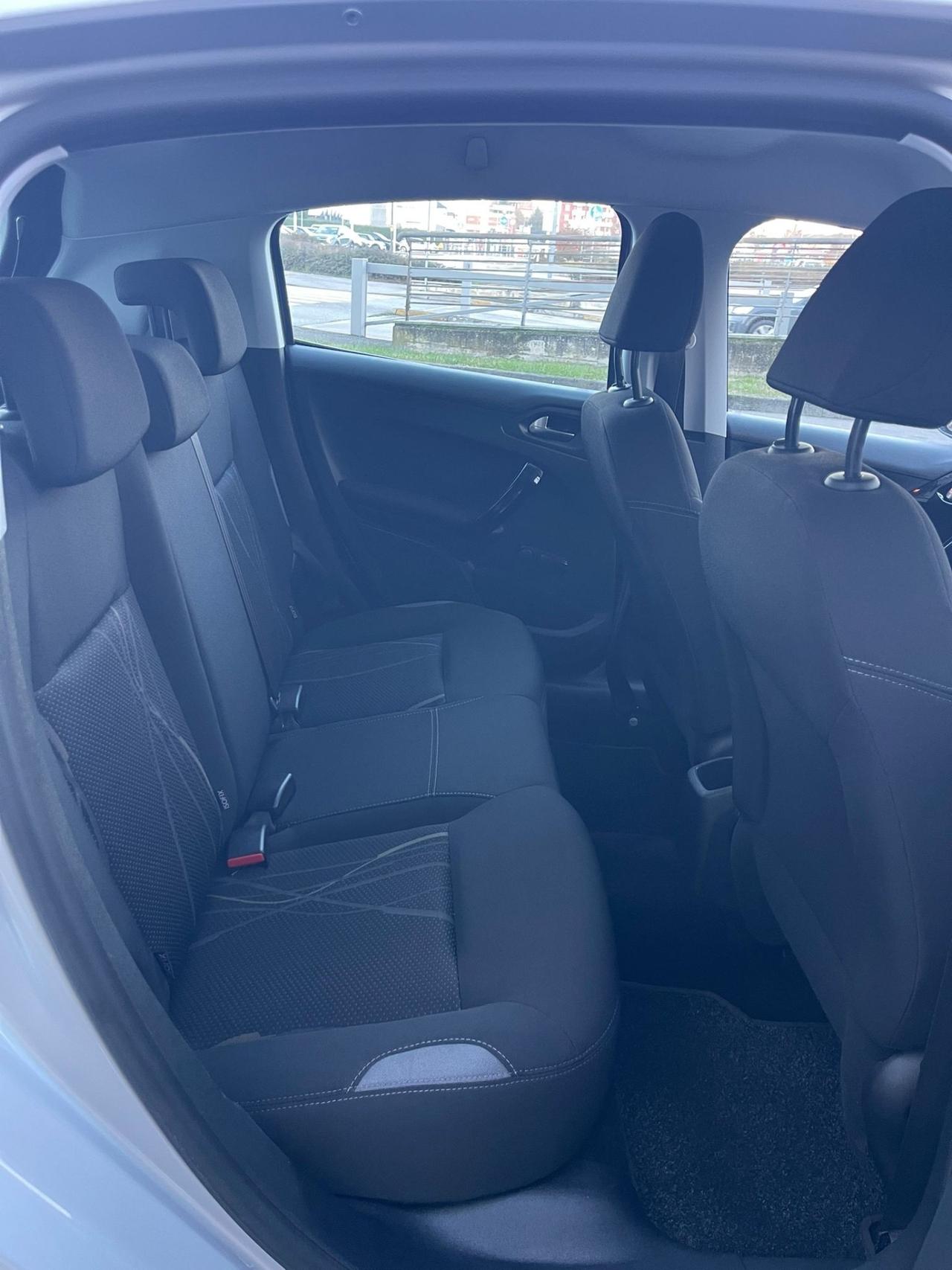 Peugeot 208 PureTech 1.2 CV 82 5P Allure