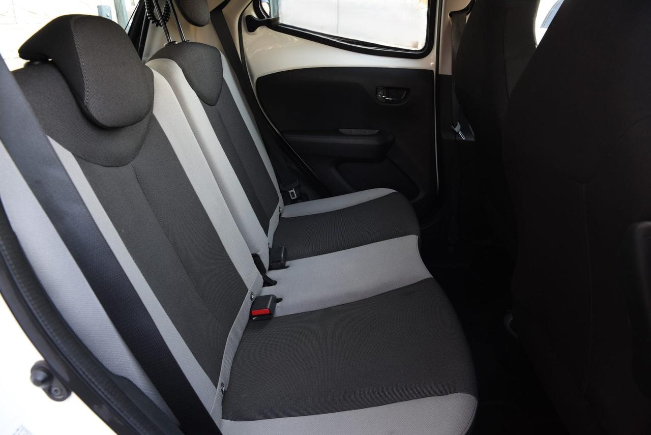 Toyota Aygo 1.0 x-play m-mt 51 Kw 69 cv