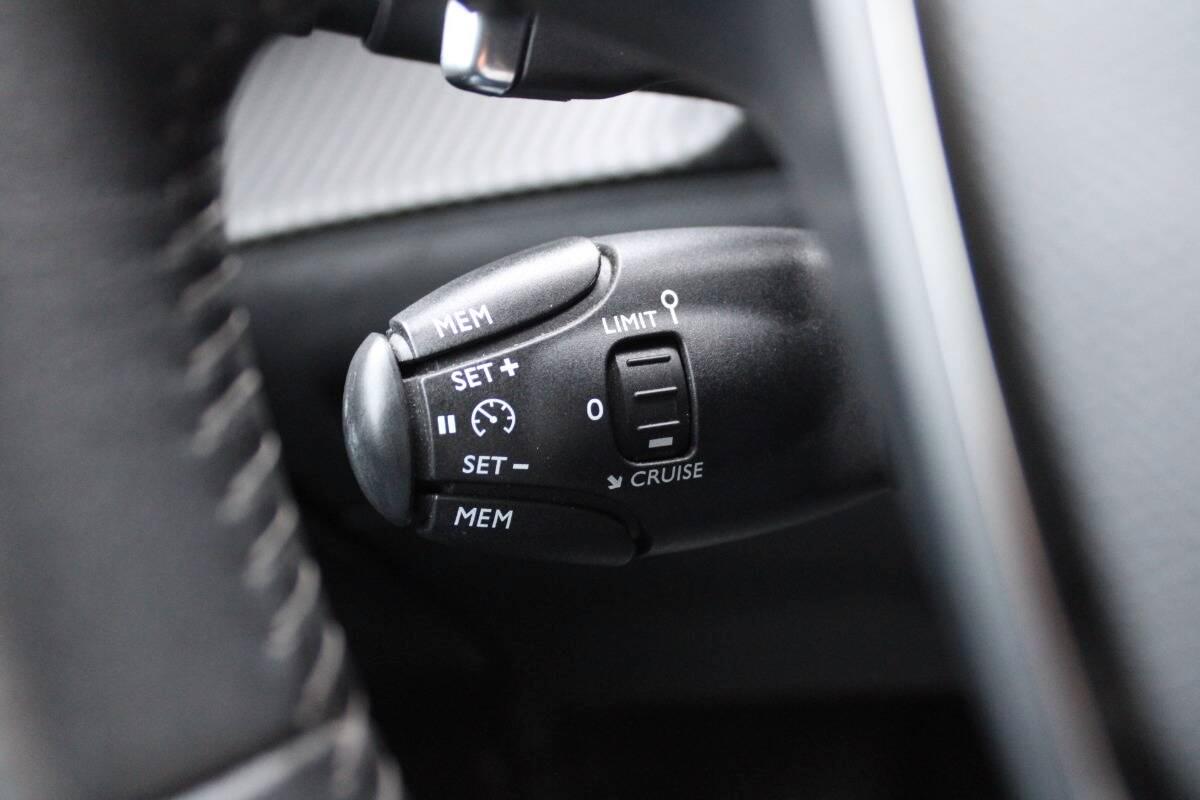 Peugeot 208 1.2 puretech Allure s&s 100cv eat8 Con CARPLAY