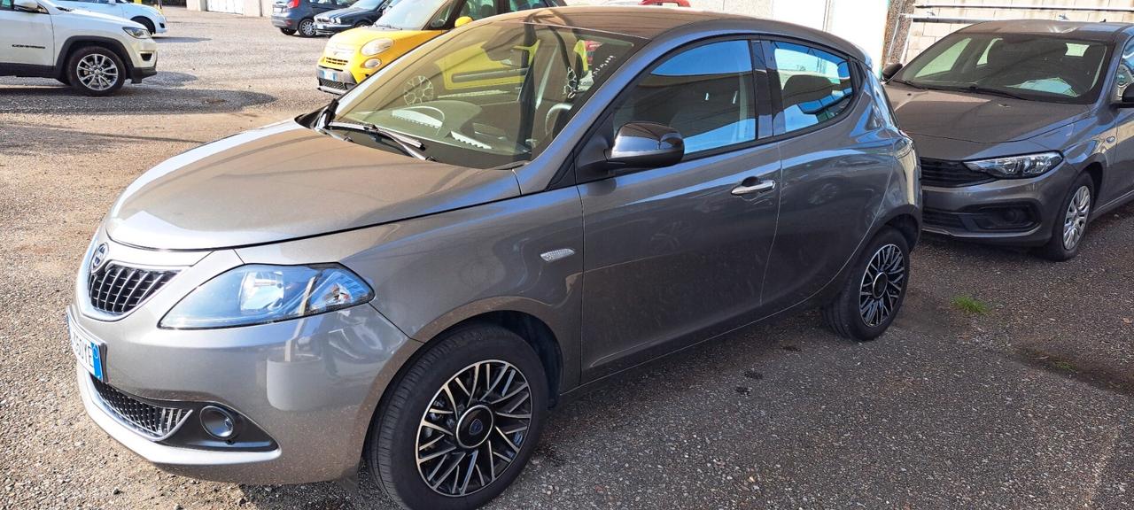 Lancia Ypsilon 1.0 FireFly 5 porte S&S Hybrid Platino