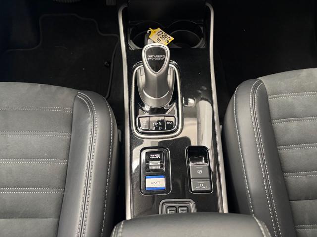 MITSUBISHI Outlander 2.4 MIVEC 4WD PHEV Instyle Plus SDA