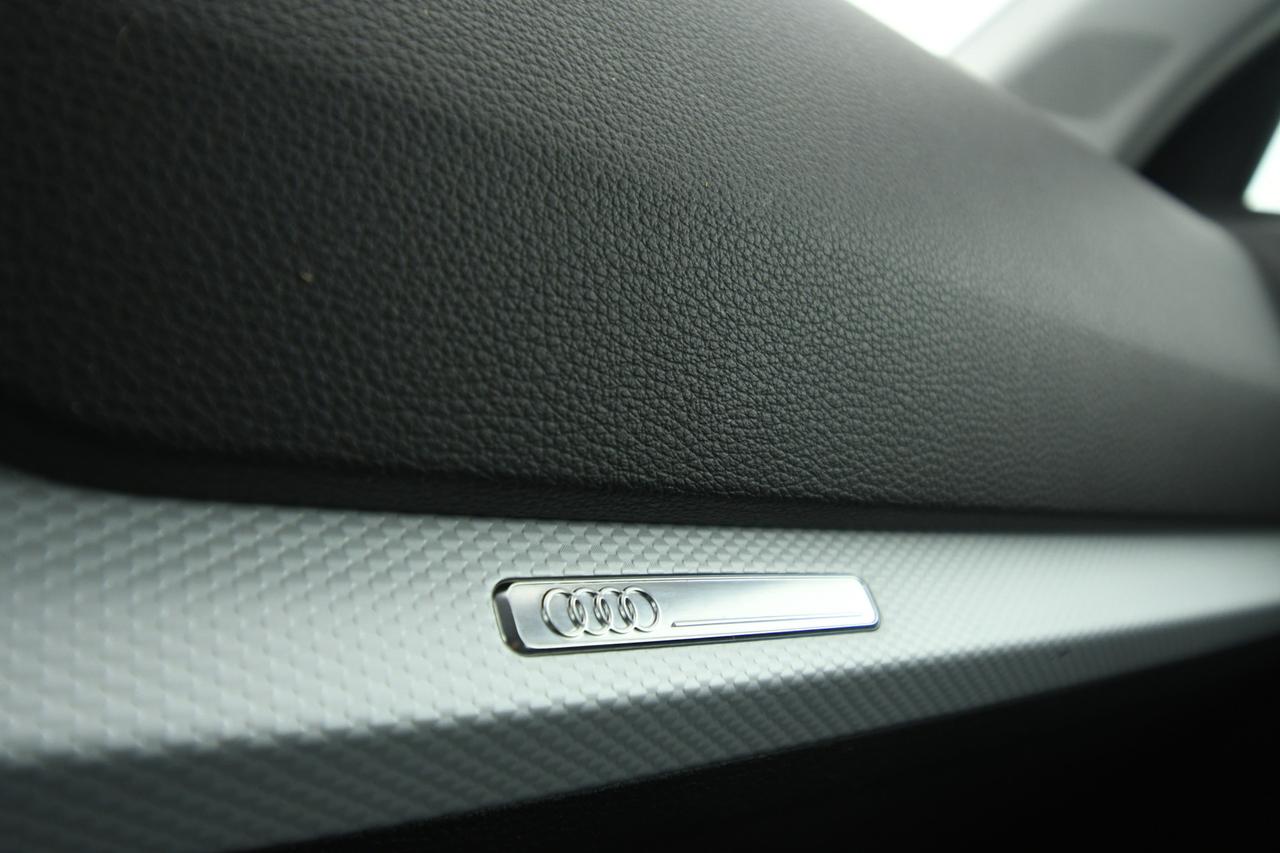 AUDI Q2 35 1.5 tfsi Business Design LED+C17"