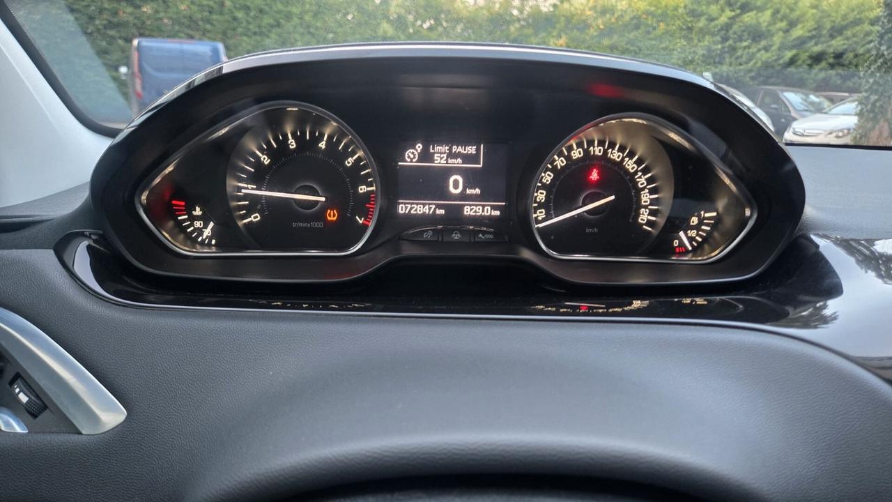 Peugeot 208 PureTech 82 5 porte Allure Neopatentati