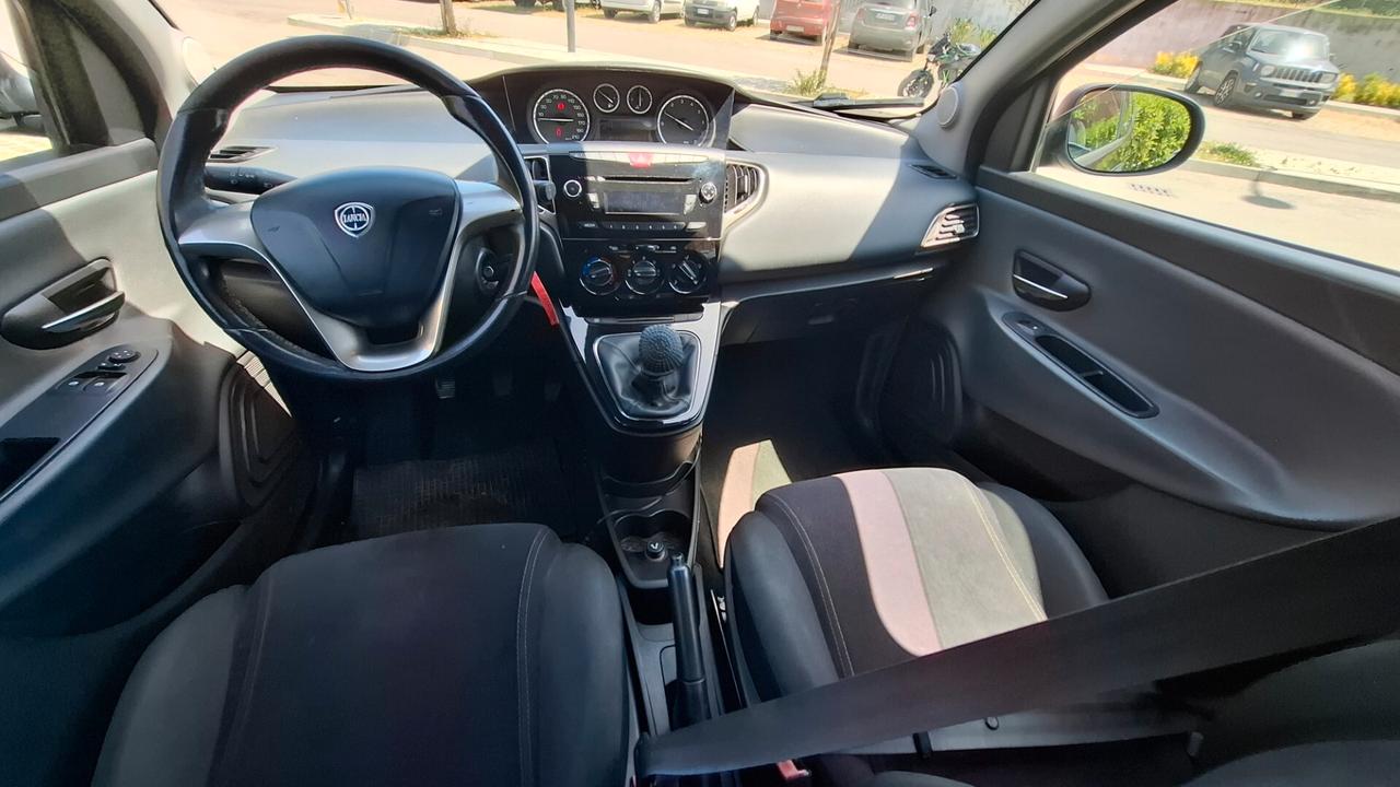 Lancia Ypsilon 0.9 TwinAir 85 CV 5 porte Metano Ecochic Silver