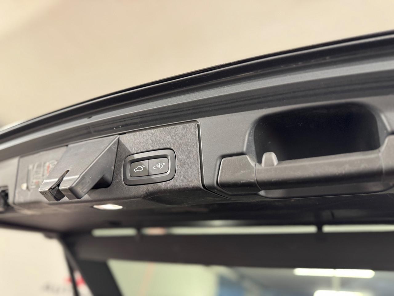 Volvo XC 60 XC60 B4 (d) AWD Geartronic Inscription FULL OPTIONAL, SEDILI IN PELLE CON REGOLAZIONE ELETTRICA CON MEMORIA, CRUISE ADATTIVO, CLIMA TRI-ZONA , PORTELLONE ELETTRICO, APPLE CARPLAY, FARI FULL LED AUTOMATICI E MOLTO ALTRO