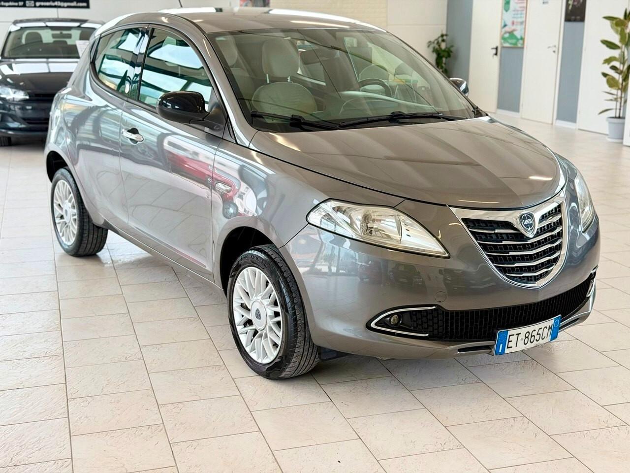 Lancia Ypsilon 0.9 TwinAir 85 CV 5 porte Metano Ecochic Silver