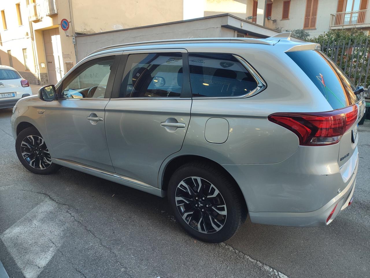 Mitsubishi Outlander 2.0 Hybrid 4WD PHEV Instyle Diamond SDA