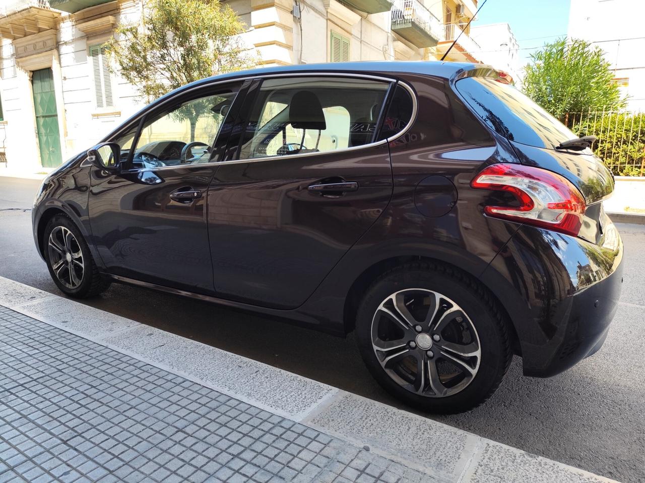 Peugeot 208 1.4 HDi 68CV ALLURE NAVI
